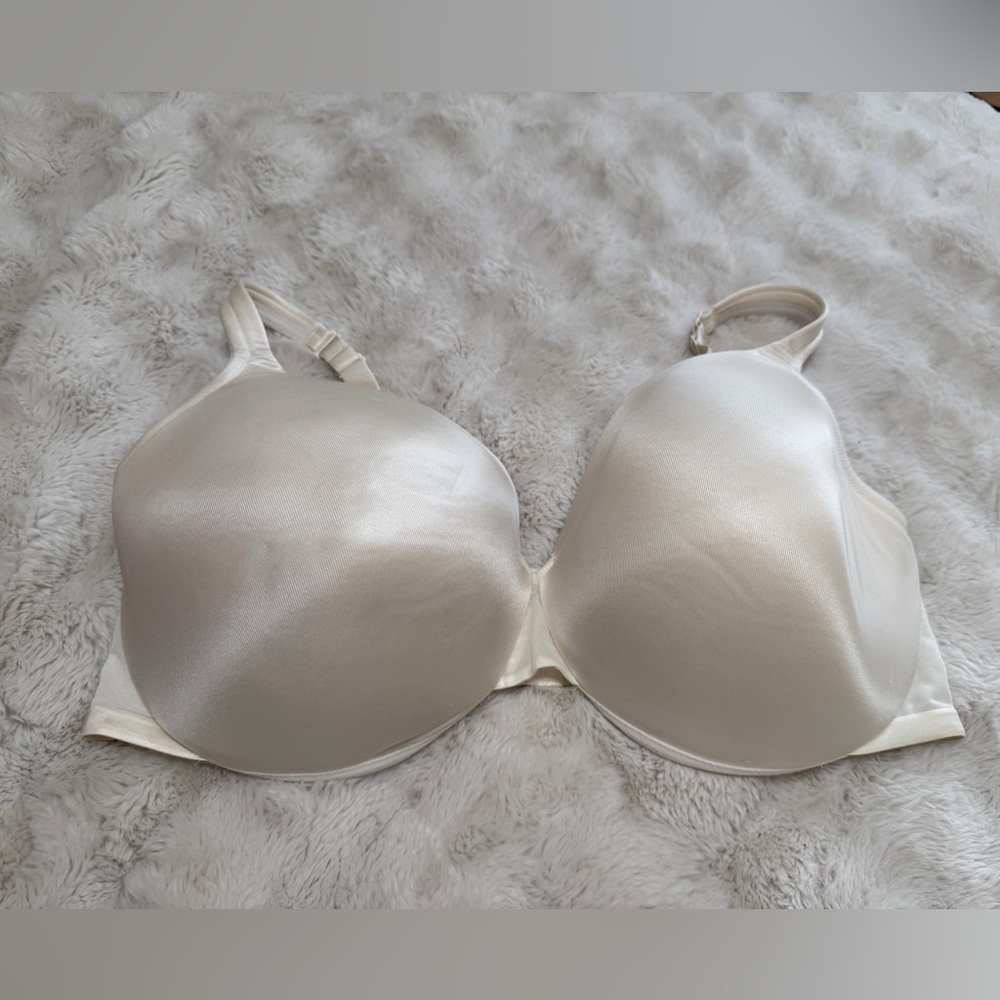 Cacique Lightly Lined Full Coverage Bra 46DDD
Cream Underwire